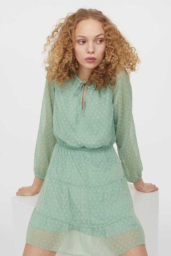 Vestido de gasa plumeti en color verde claro de H&M, 14,99 euros.