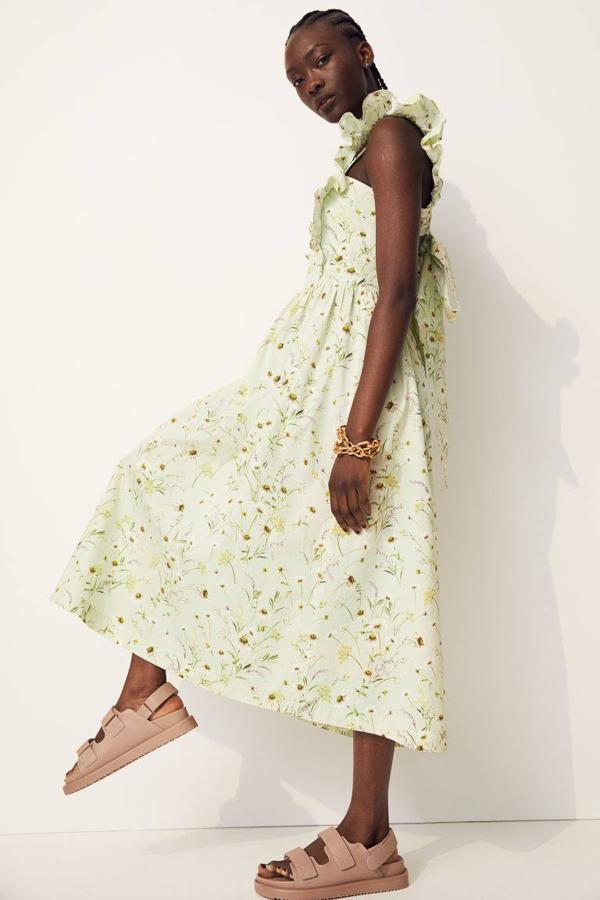 Vestido de popelina en verde claro y con estampado floral de H&M, 29,99 euros.