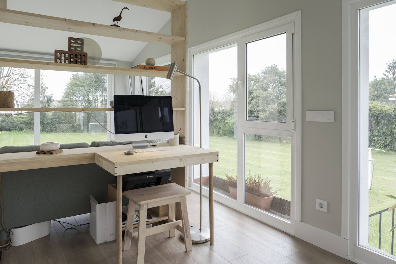 De un espacio abierto y muy utilizado en verano, a práctico estudio acristalado y que cuenta con un taller de cerámica en la planta baja. Esta semana nos abre las puertas de su casa Cova del Campo.