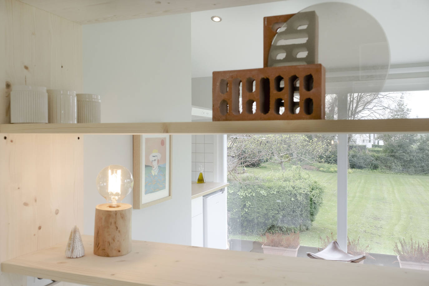 De un espacio abierto y muy utilizado en verano, a práctico estudio acristalado y que cuenta con un taller de cerámica en la planta baja. Esta semana nos abre las puertas de su casa Cova del Campo.