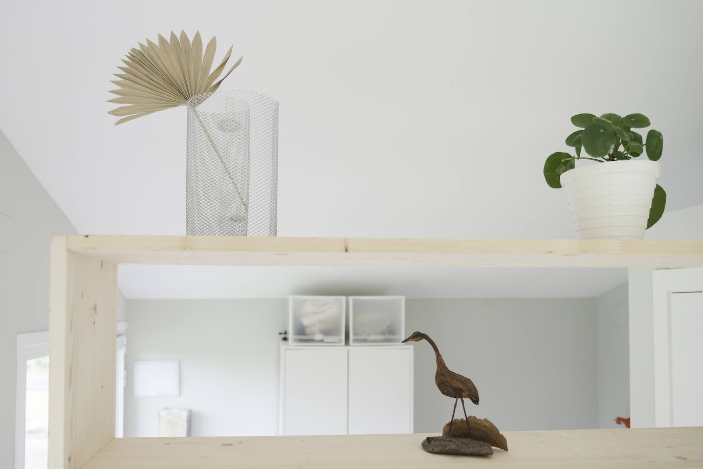 De un espacio abierto y muy utilizado en verano, a práctico estudio acristalado y que cuenta con un taller de cerámica en la planta baja. Esta semana nos abre las puertas de su casa Cova del Campo.