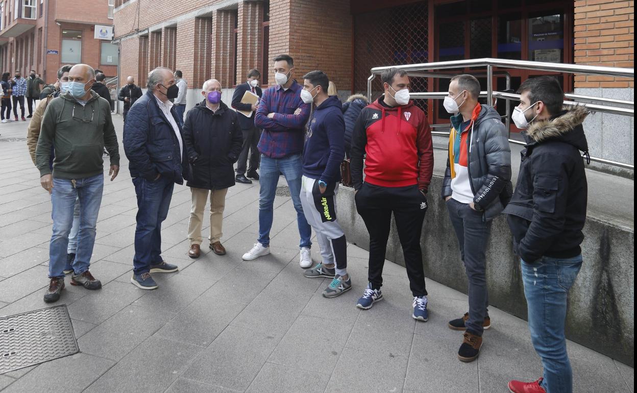 Los trabajadores de la subcontrada, ante el juzgado de Mieres. 