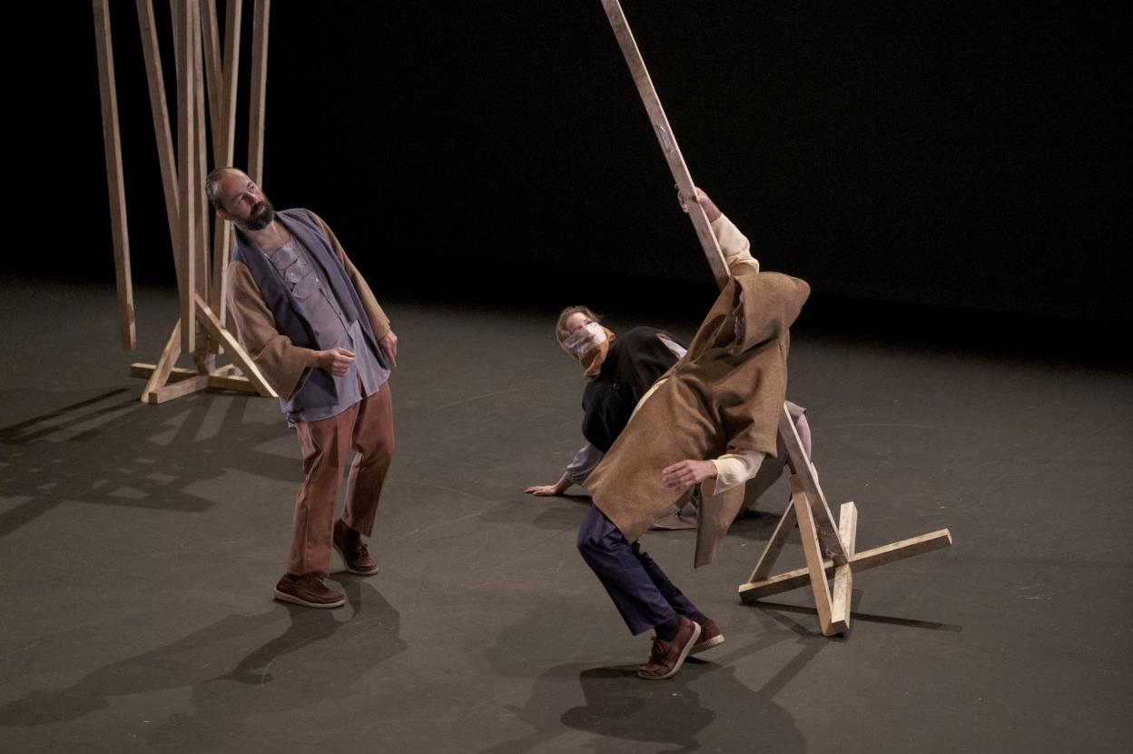 Los tres bailarines, al inicio de la función, de algo menos de una hora de duración. 