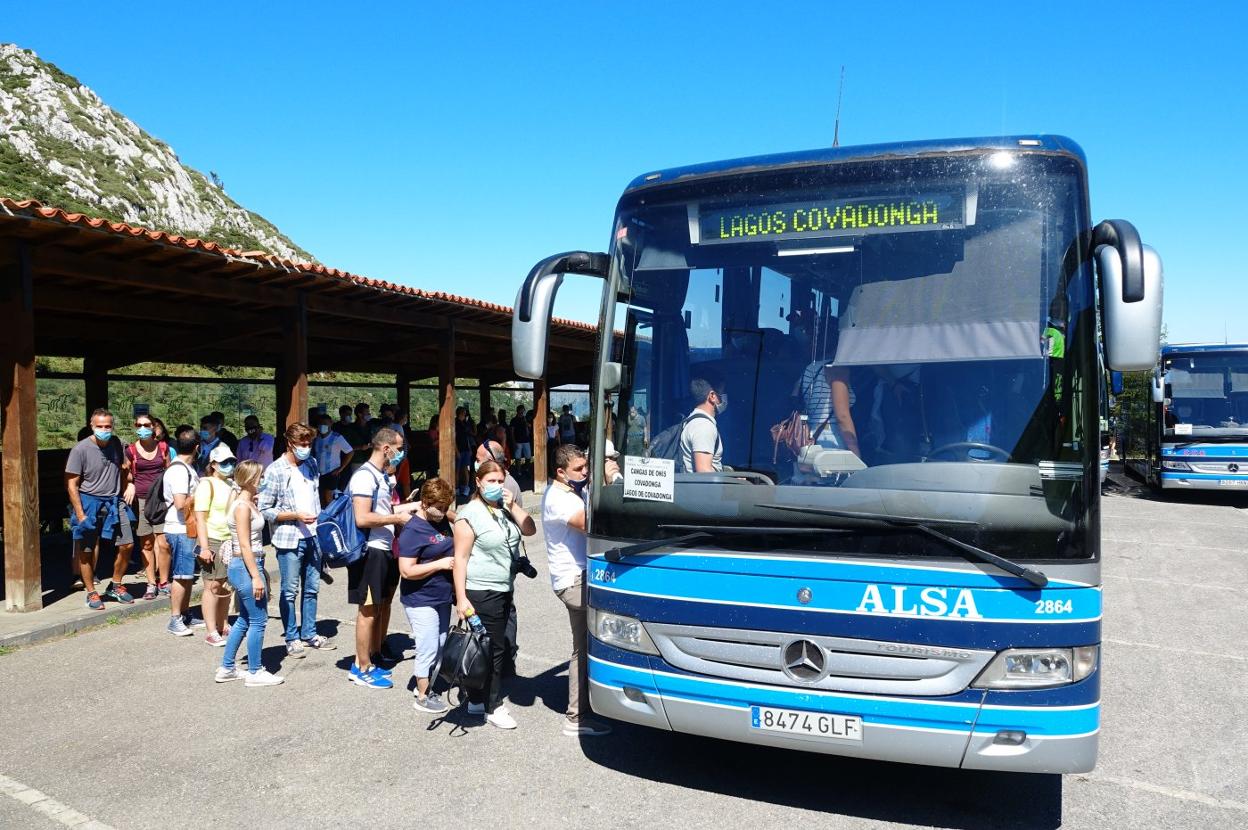 Varios turistas se suben a uno de los autobuses del Plan de Lagos el pasado verano. 