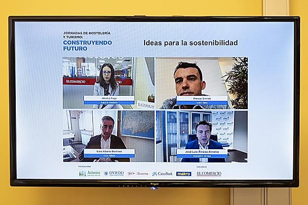 La periodista de EL COMERCIO Jessica M. Puga, Marcos Granda, Luis Alberto Martínez y José Luis Álvarez Almeida durante el debate. 
