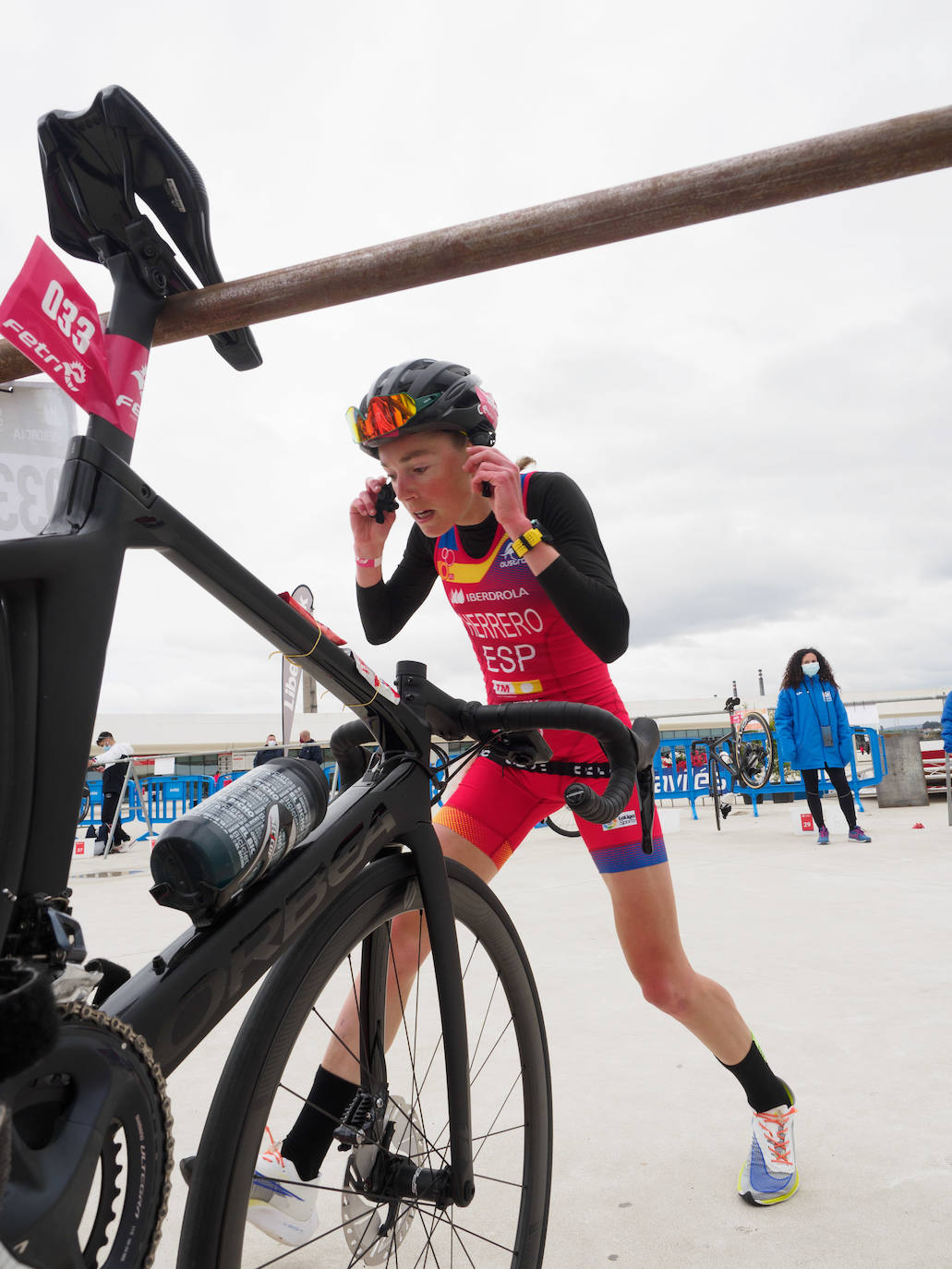 El onubense Emilio Martín consiguio un nuevo triunfo en el Nacional de Duatlón celebrado en Avilés. Sara Guerero obtuvo el título femenino.