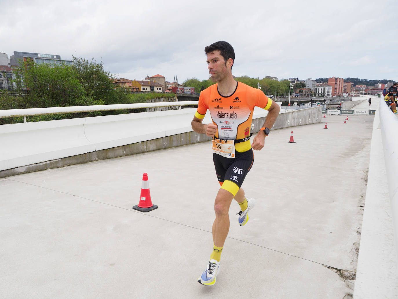 El onubense Emilio Martín consiguio un nuevo triunfo en el Nacional de Duatlón celebrado en Avilés. Sara Guerero obtuvo el título femenino.