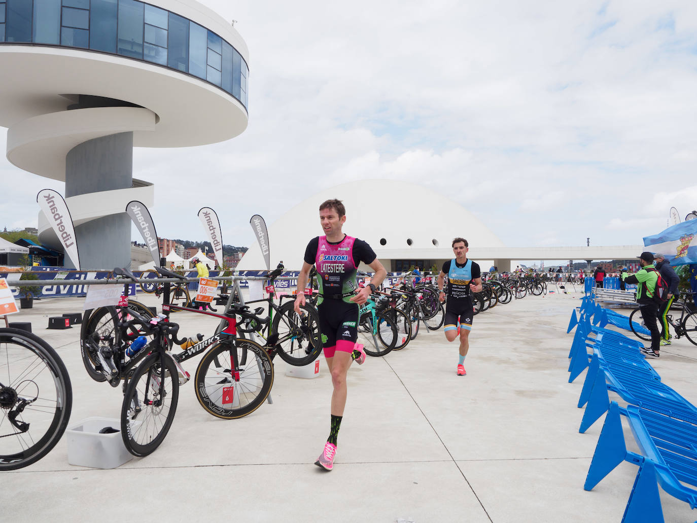 El onubense Emilio Martín consiguio un nuevo triunfo en el Nacional de Duatlón celebrado en Avilés. Sara Guerero obtuvo el título femenino.