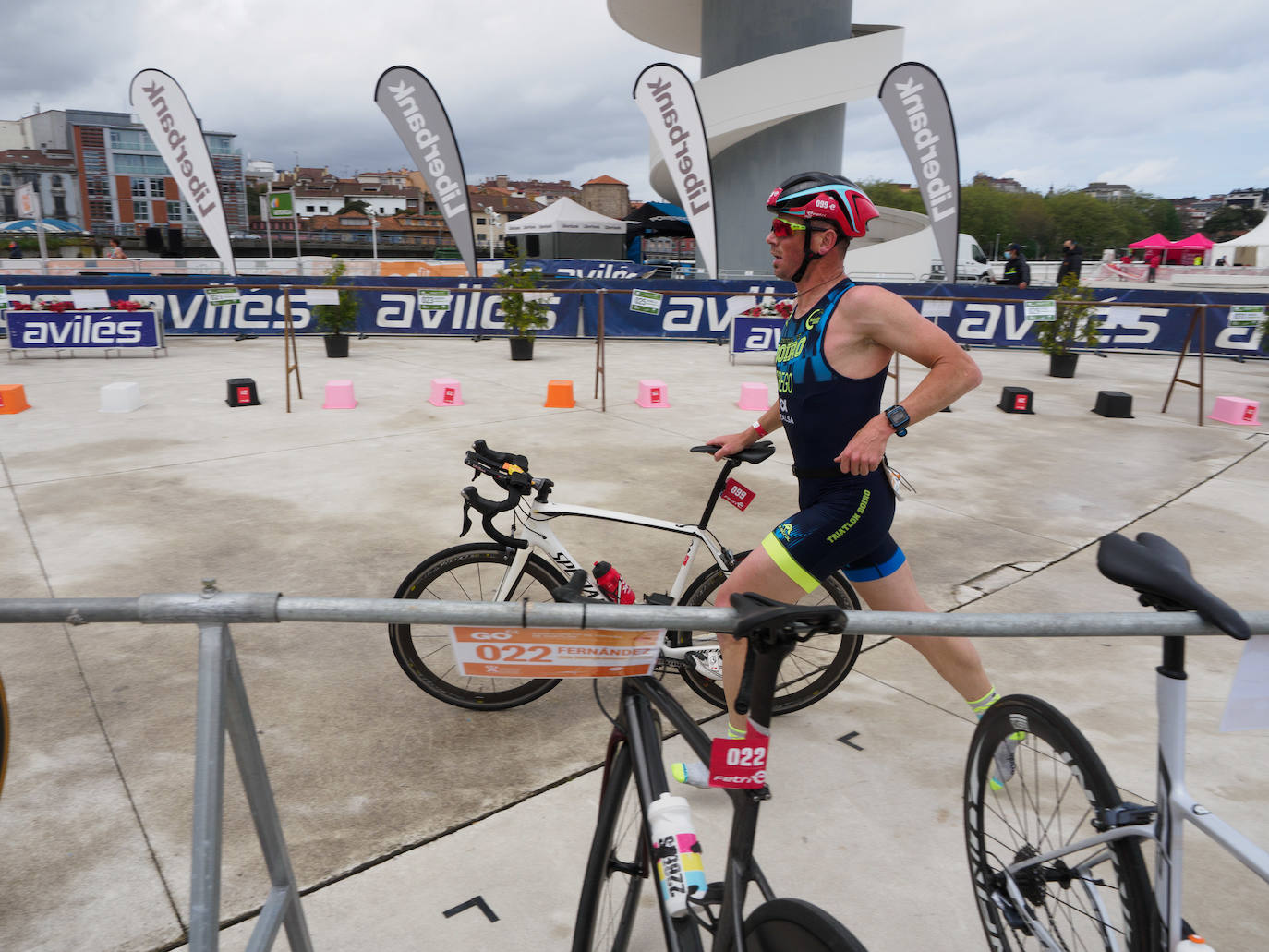 El onubense Emilio Martín consiguio un nuevo triunfo en el Nacional de Duatlón celebrado en Avilés. Sara Guerero obtuvo el título femenino.