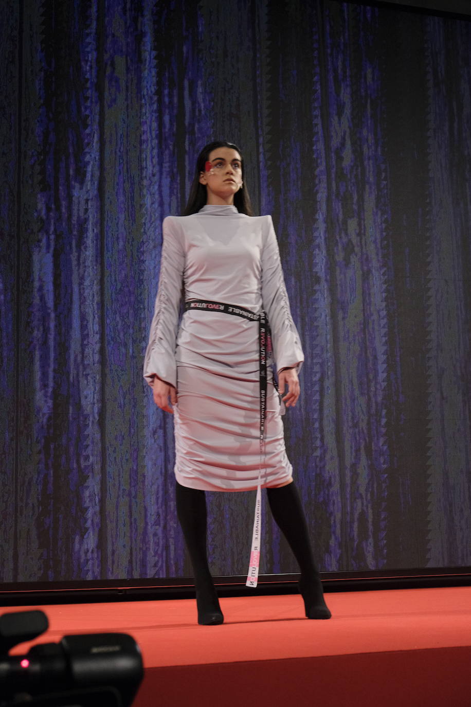 La diseñadora asturiana María Lafuente desfiló este domingo en la Mercedes-Benz Fashion Week Madrid. Con esta vez son treinta las veces y quince los años en los que ha tomado parte en la cita de moda más importante del calendario nacional. Lafuente presentó en el escenario 'Off' su colección 'Cocoon' ('renacimiento'), un homenaje a la libertad, la reinvención y el poder de transformación interior de cada individuo.