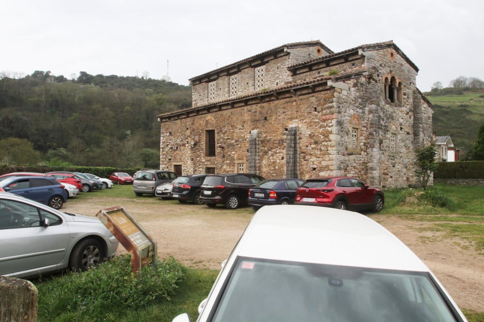 San Pedro de Nora. Coches alrededor de la iglesia del siglo IX. 