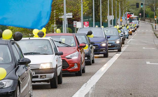 Largas colas de coches en la manifestación de interinos