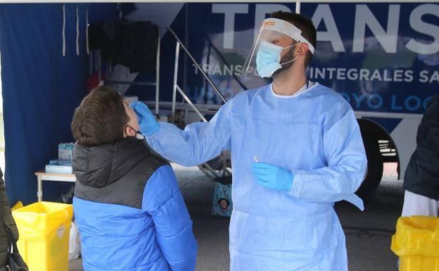 Salud alerta del aumento de casos entre jóvenes, en una jornada con 101 nuevos contagios