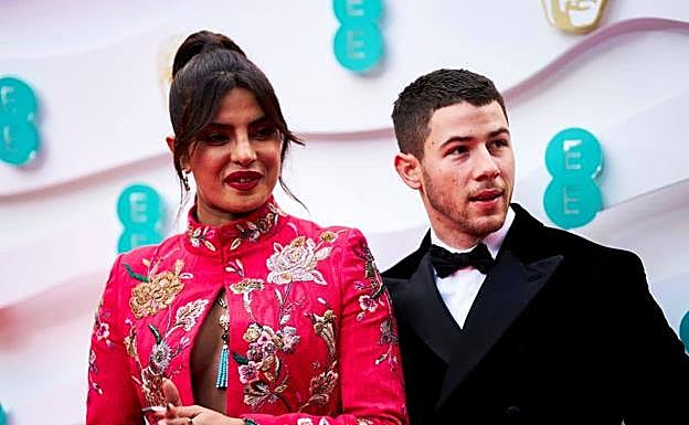 Priyanka Chopra apuesta por Pertegaz en su paso por los premios BAFTA 2021