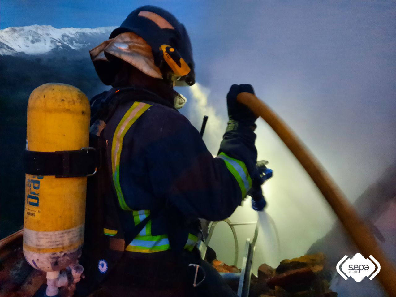 Efectivos de Bomberos del Servicio de Emergencias del Principado de Asturias (SEPA) extinguieron la pasada madrugada un incendio declarado en una vivienda que se calcinó por completo en La Juncar, Riosa. No había nadie en su interior, pero si tenía construcciones anexas. 