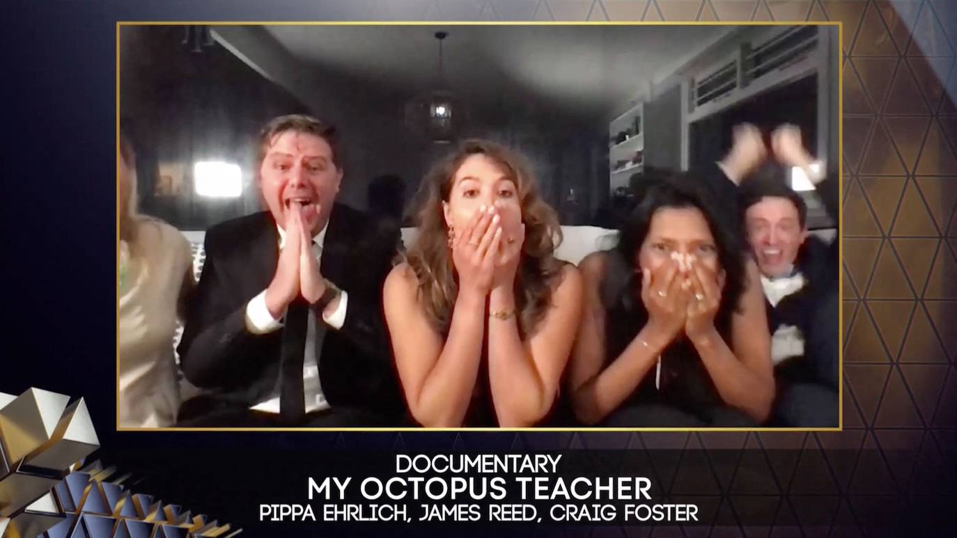 Las videoconferencias con los galardonados y representantes de los títulos premiados, entre los que destaca 'Nomadland', la gran triunfadora de la noche, dejaron imágenes divertidas y emotivas.