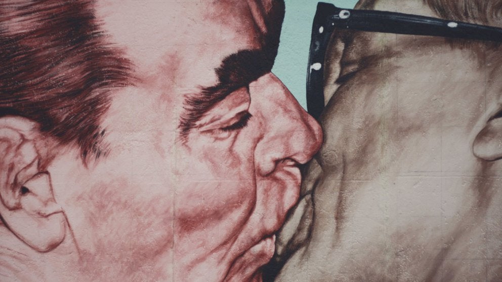 Quizás el beso de Leonidas Brézhnev, Secretario General del Partido Comunista Soviético y el Jefe de Estado de Alemania Oriental, Erich Honecker, no hubiera adquirido las dimensiones históricas que tuvo de no ser por esta obra pintada en el Muro de Berlín e inmortalizada constantemente por visitantes y turistas.