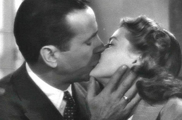 A ellos siempre les quedará París. A nosotros, su beso, ese beso que pone punto y final a un amor imposible y de película. Elsa (Ingrid Bergman) y Rick (Humphrey Bogart) protagonizan en Casablanca una historia convertida en leyenda del cine.