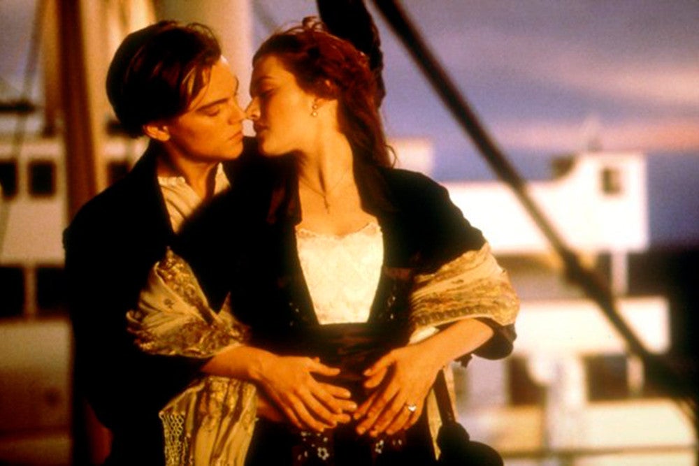 Jack Dawson y Rose DeWitt Bukater, se conocen y enamoran a bordo del transatlántico Titanic. La película se consagró como un éxito tanto comercial como de la crítica, con 91 galardones -entre ellos once Oscars- y 49 nominaciones. El público, sin embargo, no recuerda tanto los premios como la romántica escena de ambos protagonistas en cubierta.