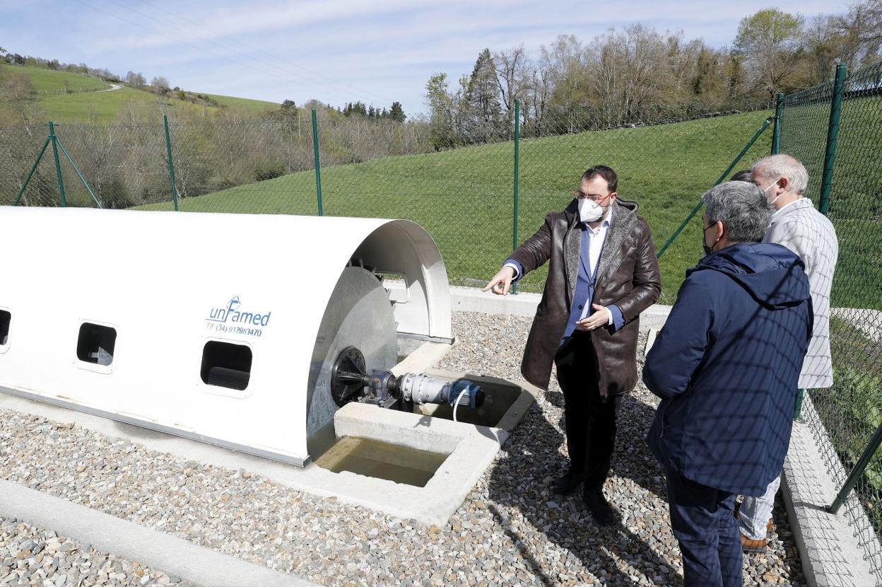  Adrián Barbón observa el sistema de funcionamiento de la nueva depuradora de Berducedo. 