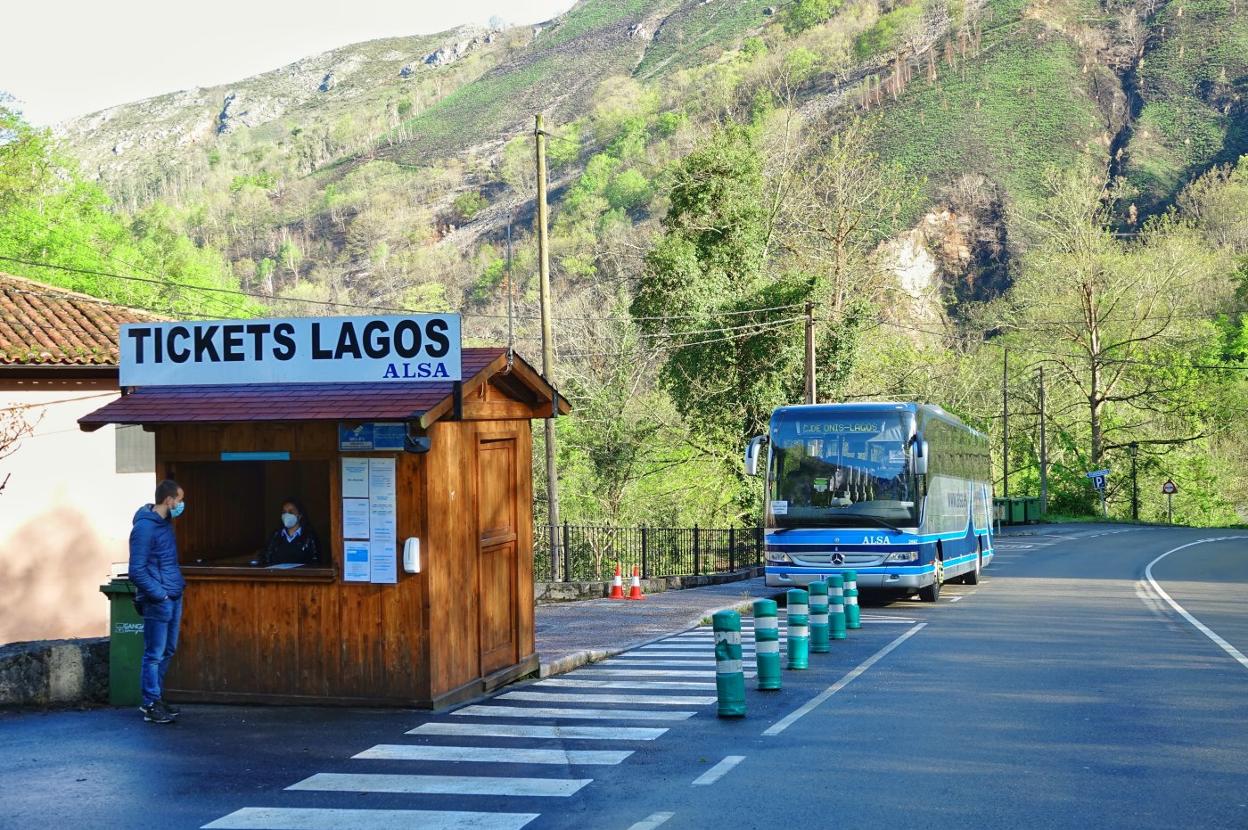 Uno de los autobuses del plan, parado en Covadonga ante la escasez de usuarios el fin de semana. 
