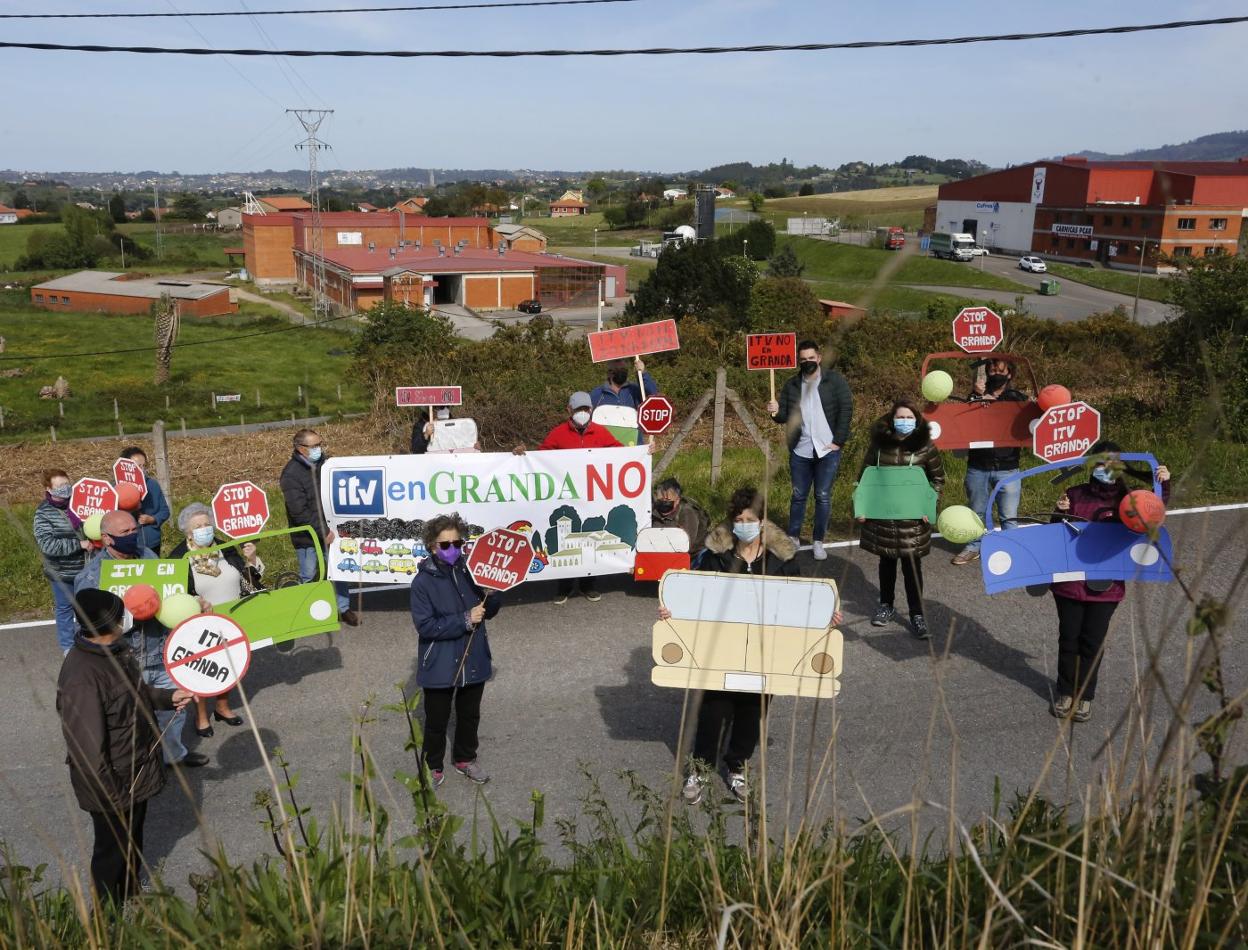 Miembros de la plataforma vecinal contra la ITV se concentraron ayer ante la finca en la que se prevé instalar la estación. 