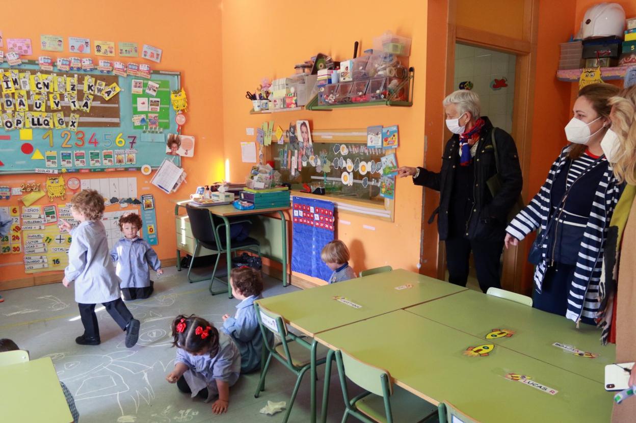 Carmen Suárez, Lydia Espina y Beatriz Suárez durante la visita al colegio La Fresneda, que nutrirá de alumnos al instituto de la zona, para que no tengan que trasladarse a otras localidades. 