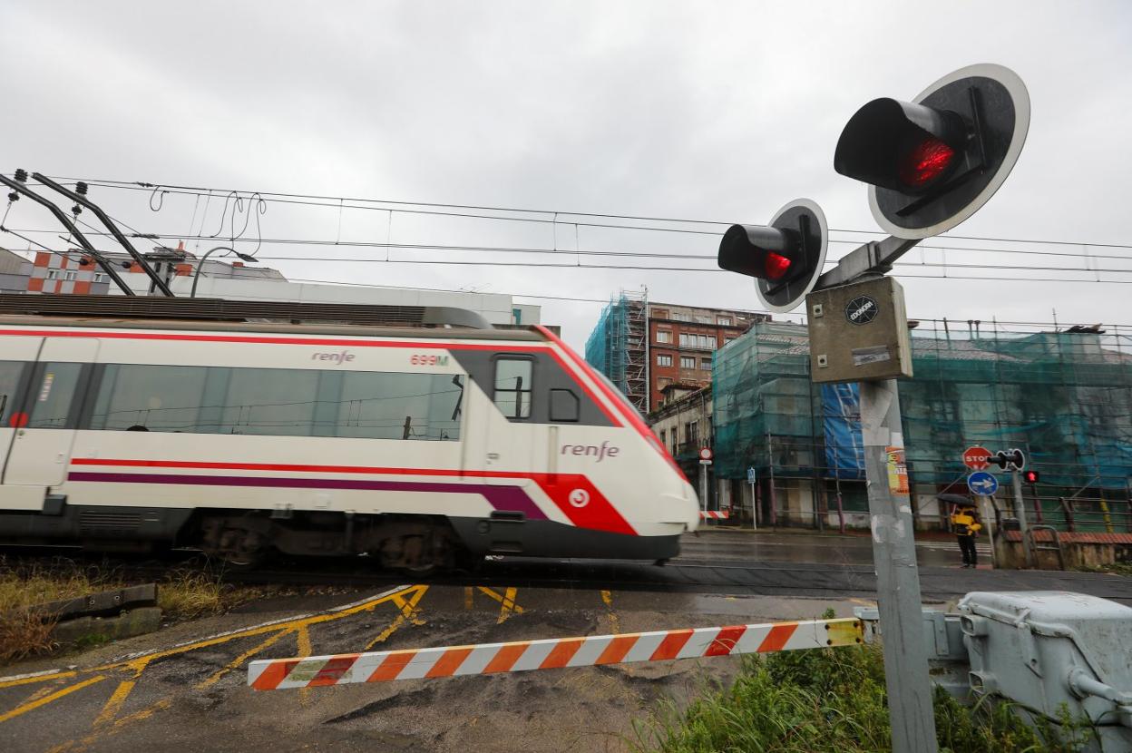 Un tren a su paso por la calle de El Muelle. 