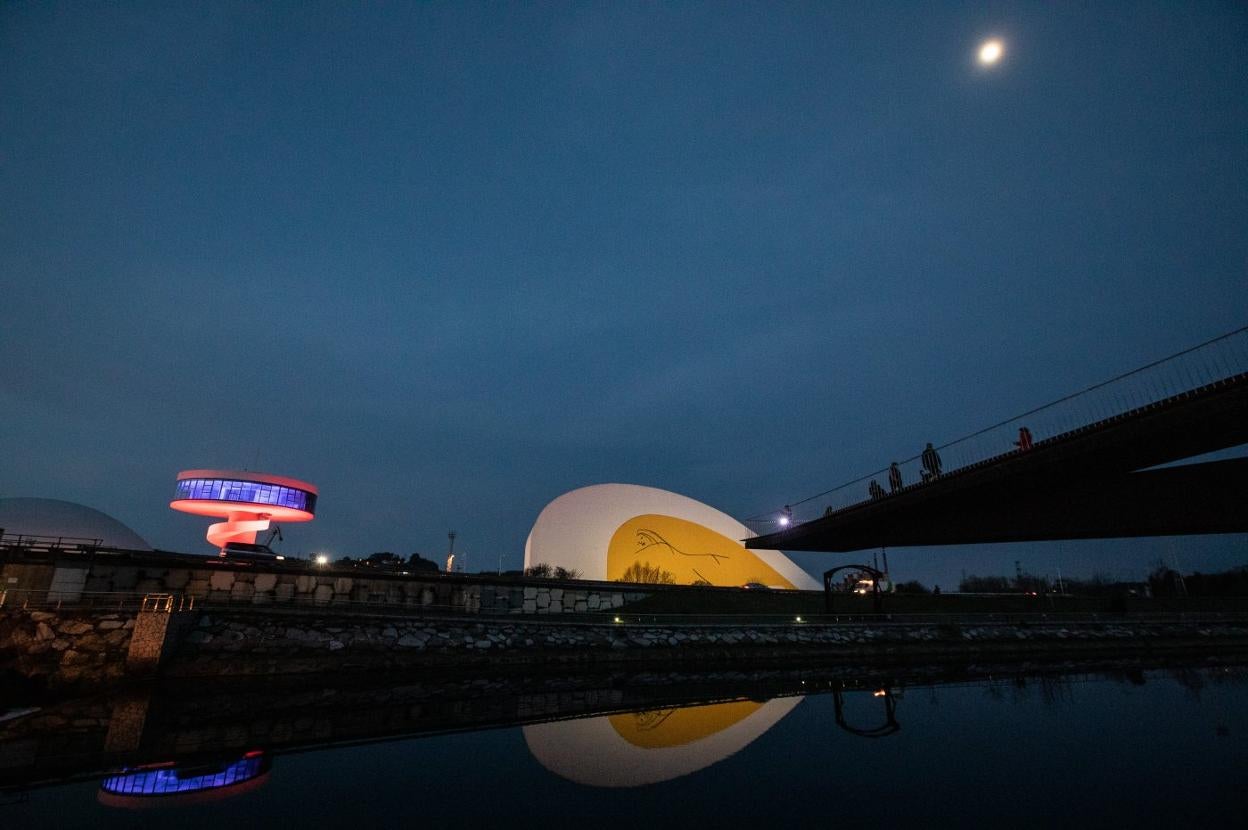 El Niemeyer, en los primeros momentos del ocaso, iluminado de rojo a finales del mes pasado. 