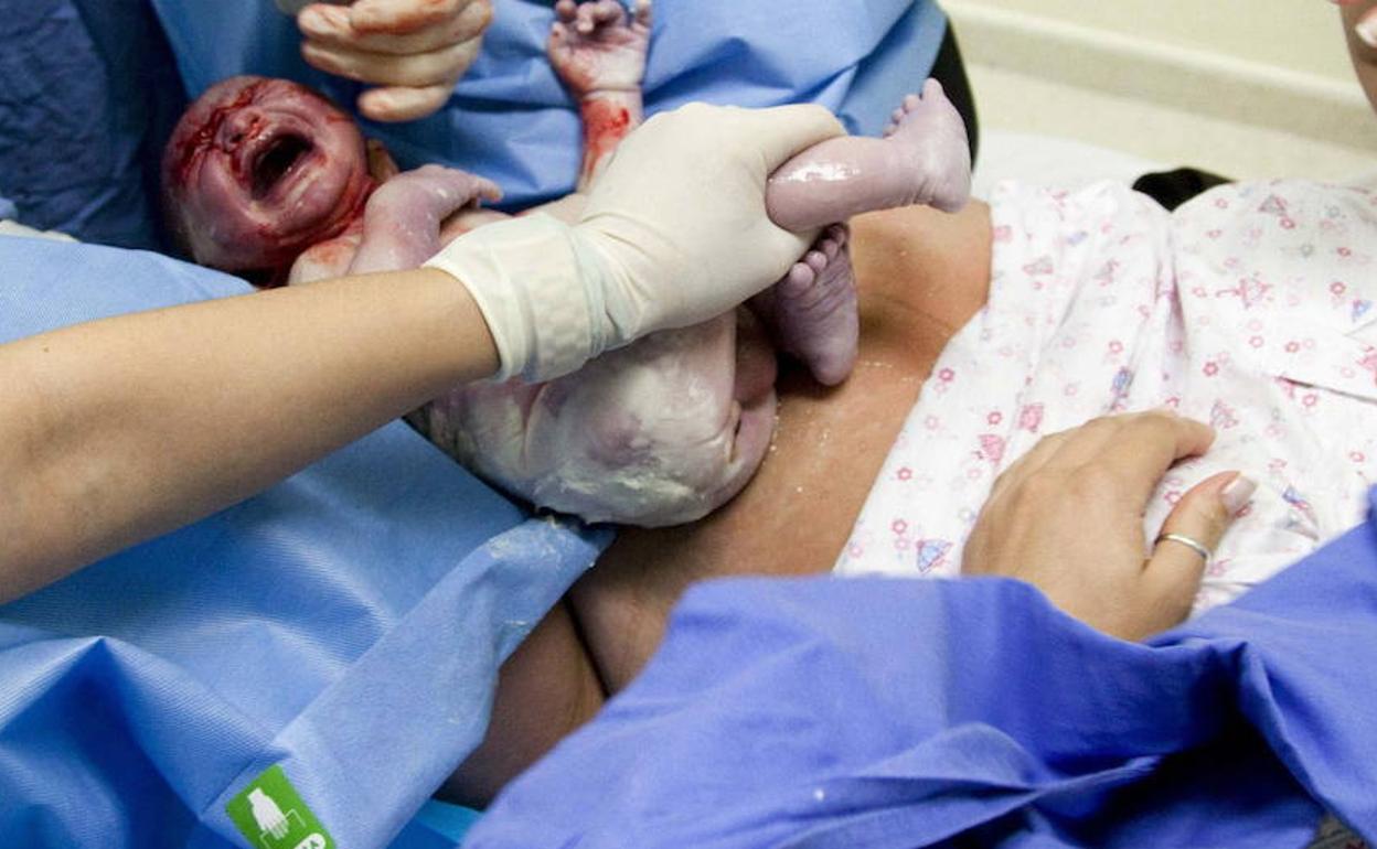 Un bebé llora nada más llegar al mundo