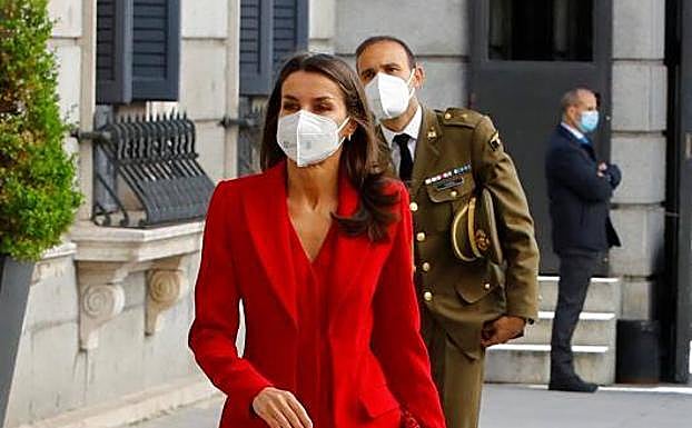 La reina Letizia recupera su traje rojo de Roberto Toretta