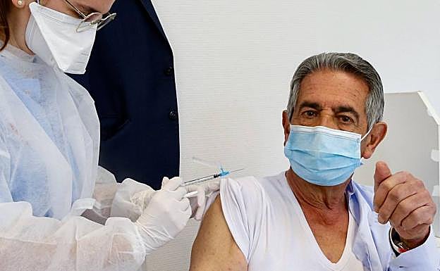 Revilla pide vacunarse con AstraZeneca pero se lo deniegan por su edad, 78 años