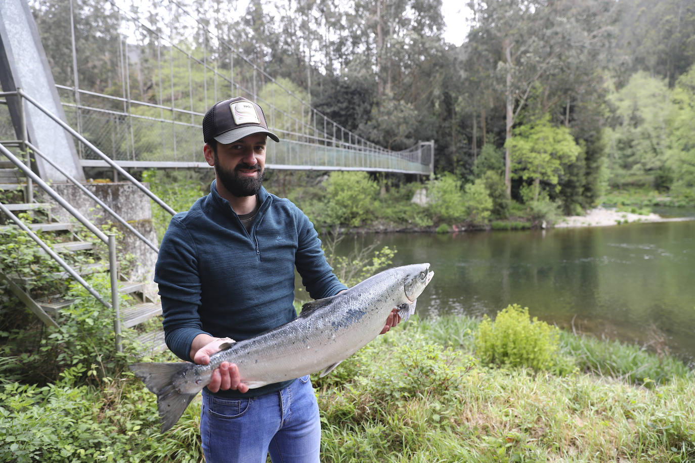 Gonzalo Suárez, de Quirós, ha capturado el campanu de Asturias 2021 en el río Eo, un ejemplar de 5,1 kilos, en la segunda jornada de la temporada de pesca con muerte. Rogelio Diego del Corro echó a tierra el primer salmón del Sella, una pieza de casi ocho kilos.