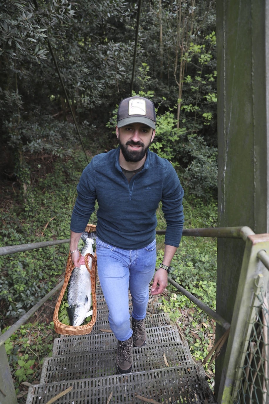 Gonzalo Suárez, de Quirós, ha capturado el campanu de Asturias 2021 en el río Eo, un ejemplar de 5,1 kilos, en la segunda jornada de la temporada de pesca con muerte. Rogelio Diego del Corro echó a tierra el primer salmón del Sella, una pieza de casi ocho kilos.