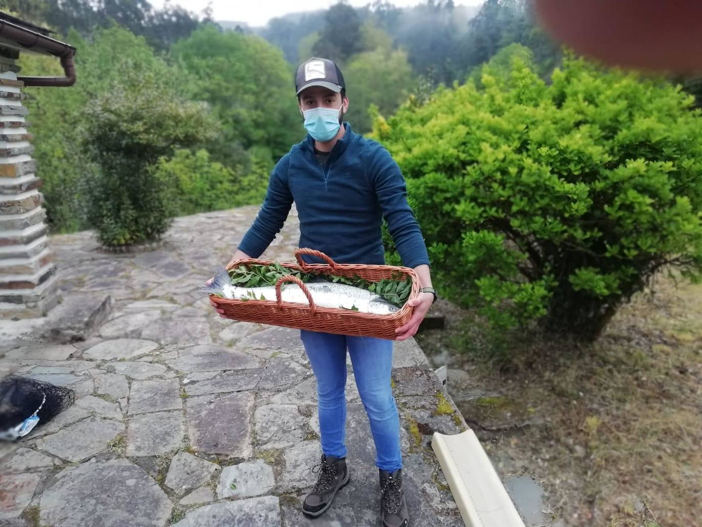 Gonzalo Suárez, de Quirós, ha capturado el campanu de Asturias 2021 en el río Eo, un ejemplar de 5,1 kilos, en la segunda jornada de la temporada de pesca con muerte. Rogelio Diego del Corro echó a tierra el primer salmón del Sella, una pieza de casi ocho kilos.