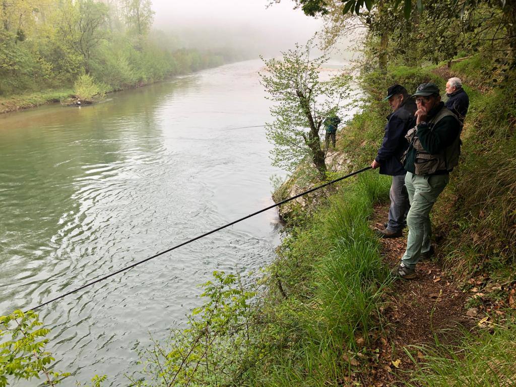 Gonzalo Suárez, de Quirós, ha capturado el campanu de Asturias 2021 en el río Eo, un ejemplar de 5,1 kilos, en la segunda jornada de la temporada de pesca con muerte. Rogelio Diego del Corro echó a tierra el primer salmón del Sella, una pieza de casi ocho kilos.