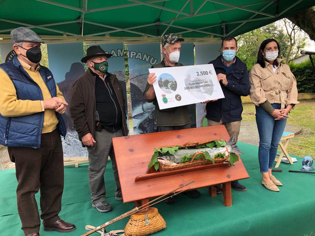 Gonzalo Suárez, de Quirós, ha capturado el campanu de Asturias 2021 en el río Eo, un ejemplar de 5,1 kilos, en la segunda jornada de la temporada de pesca con muerte. Rogelio Diego del Corro echó a tierra el primer salmón del Sella, una pieza de casi ocho kilos.