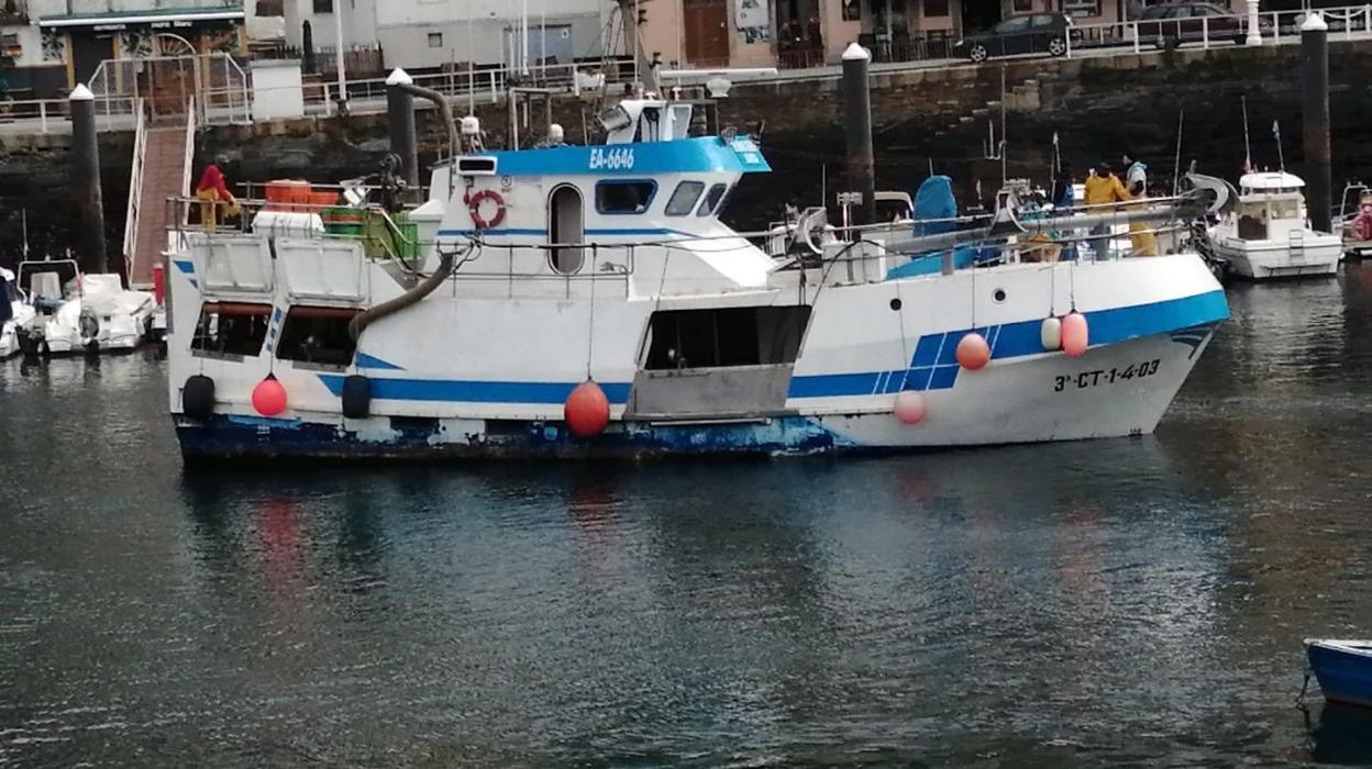 La embarcación 'Tres Hermanos Cacharelos' encalló ayer por la mañana en el puerto de Luarca. 