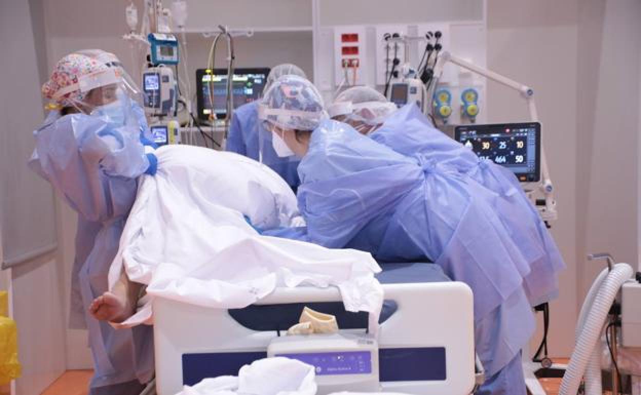 El HUCA estudia reabrir la UCI del gimnasio por el incremento de casos