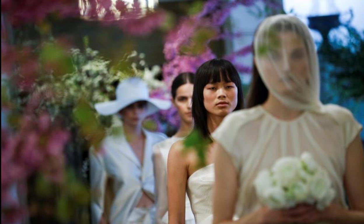 El optimismo y la sostenibilidad se imponen en las colecciones de Juan Vidal y Juanjo Oliva