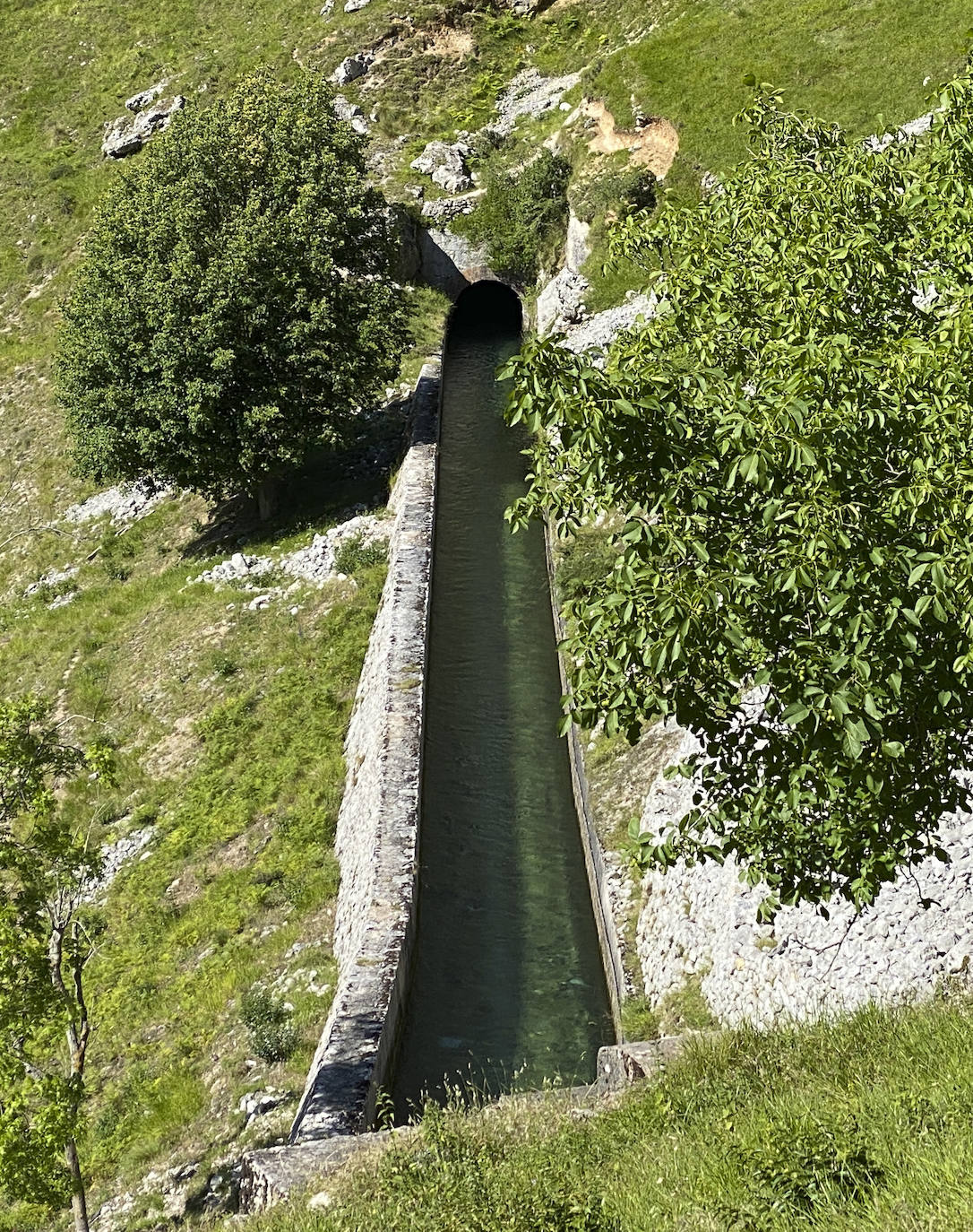 Garganta del Cares. Siguiendo las cristalinas aguas del río Cares durante 10 kilómetros (21,9 km ida y vuelta), entre las localidades de Caín y Poncebos, enconetramos los idílicos paisajes de este gran cañón natural. 