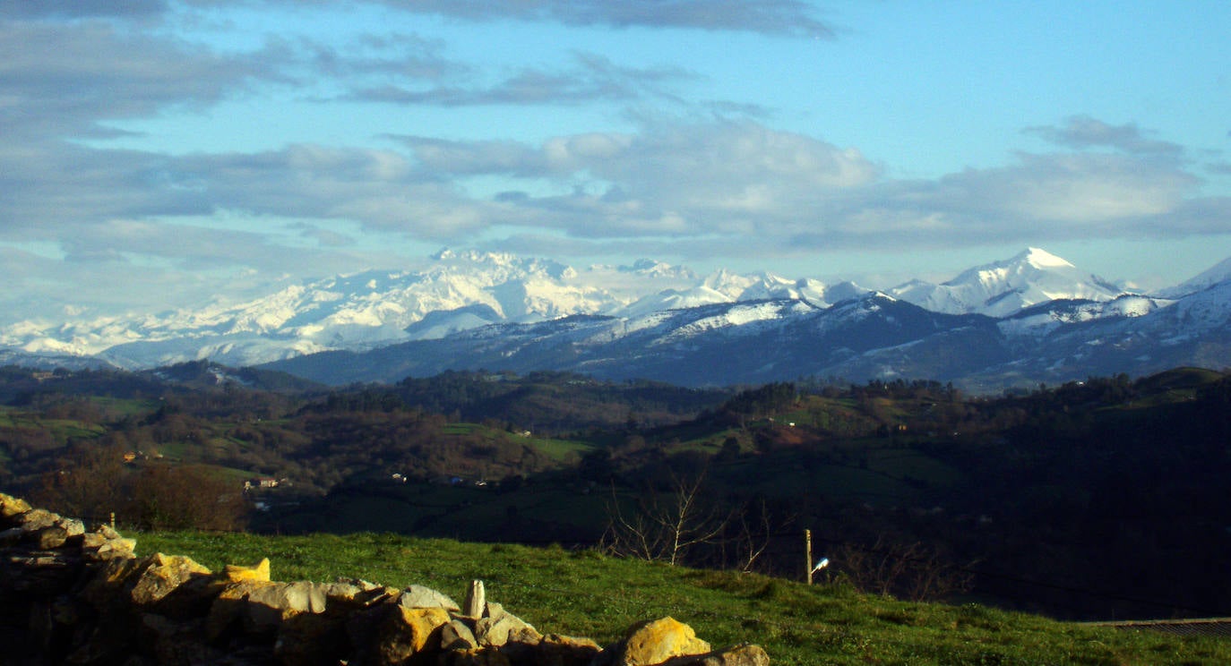 Mirador de Ordiales. En pleno Macizo Occidental de los Picos de Europa, este impresionante balcón natural se sitúa a más de 1.000 metros de altitud sobre las praderas de Angón. La excursión del Mirador de Ordiales comienza en el aparcamiento de la Buferrera, desde donde iremos hacia el lago Enol