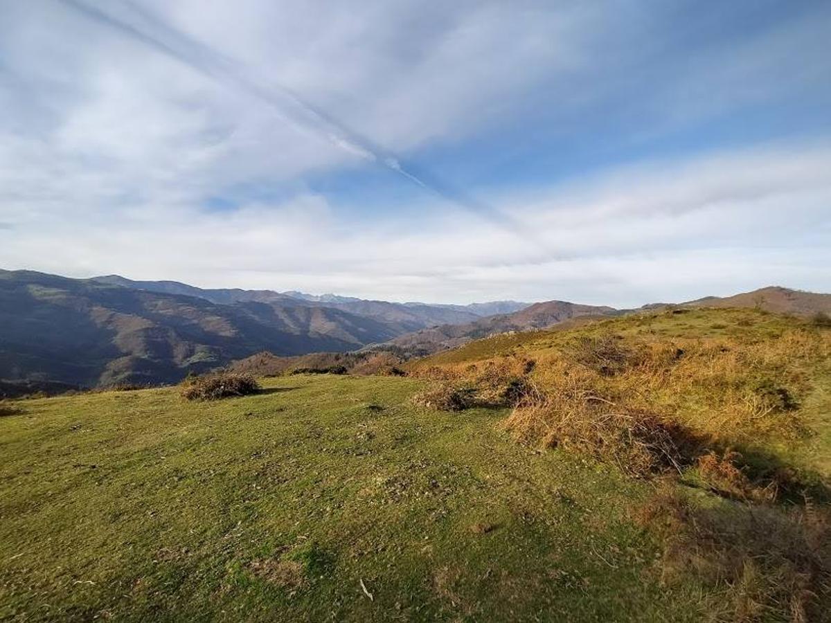 Ruta desde el Alto de la Collaona hasta el Picu Fermosu. Es una caminata de unos 7,2 km en la que podrás disfrutar de una de las mejores panorámicas de la famosa Peña Mea y también a los paisajes de Laviana y del valle de Aller. 