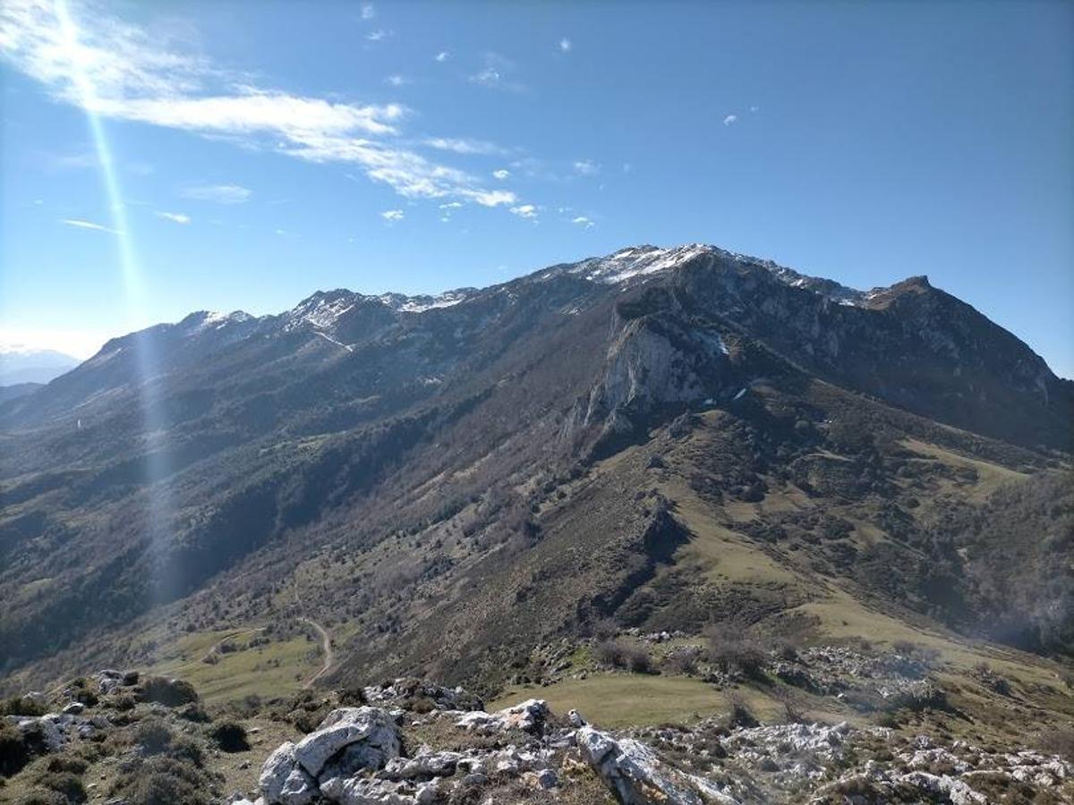 Ruta hasta el pico La Mostayal. Si buscas hacer una subida a una cumbre cercana a la capital asturiana, sin gran dificultad y desde la que contemplar algunas de las montañas más conocidas o incluso la costa, esta subida al pico de La Mostayal es pertecta para ti 