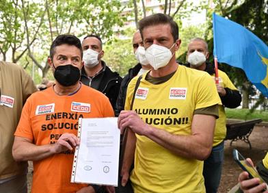 Imagen secundaria 1 - Imágenes durante la concentración de los comités de empresa de Avilés y La Coruña en Madrid