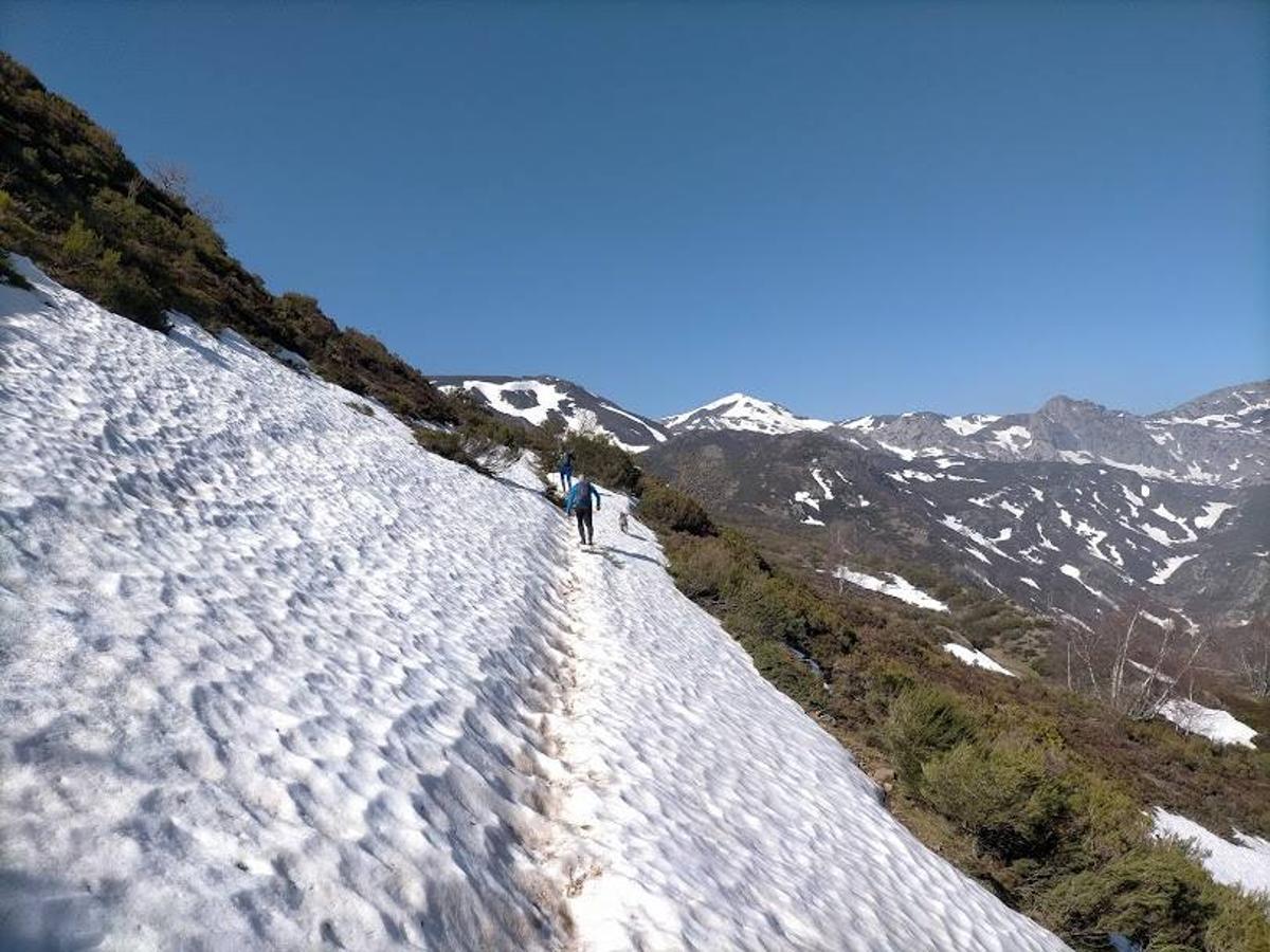 Fotos: Ruta con nieve al Pico Cornón