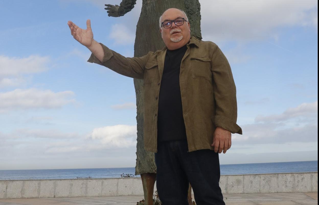 Joaquín Amores posa con la 'Lloca' del Rinconín. 