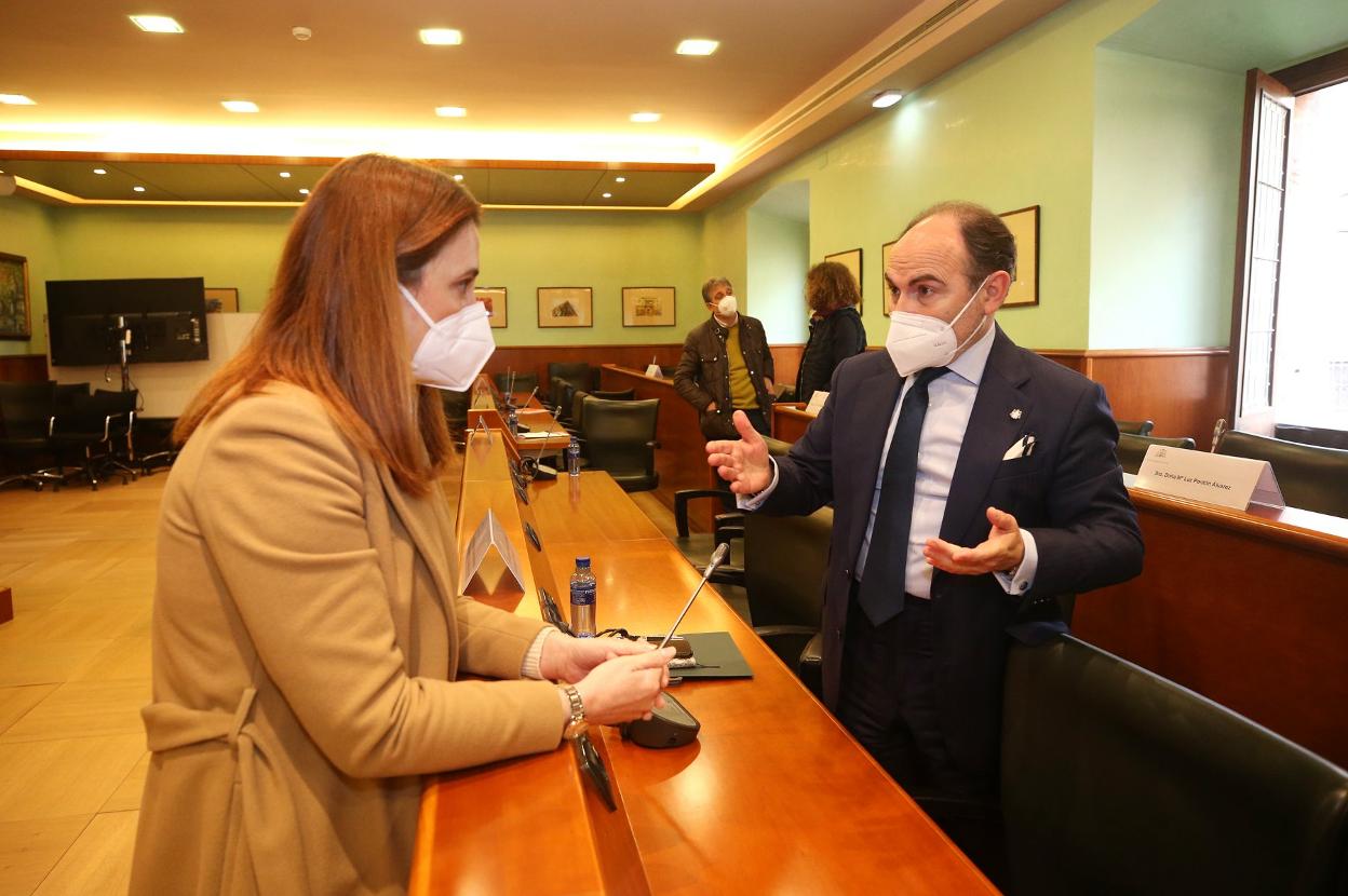 Ignacio Villaverde conversa en el Aula Clarín de la Universidad. 