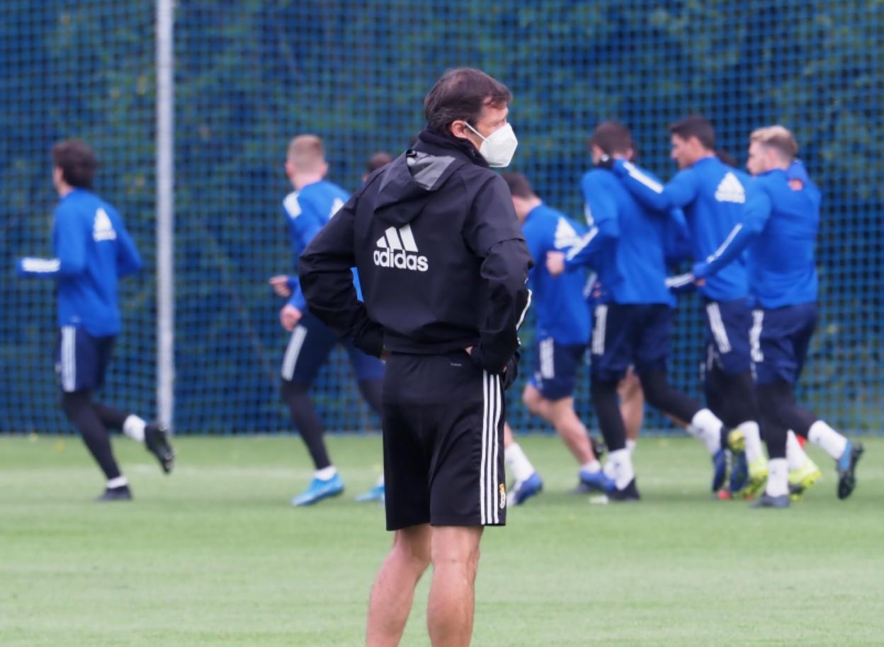 José Ángel Ziganda, durante el entrenamiento, observa la carrera de de sus jugadores.