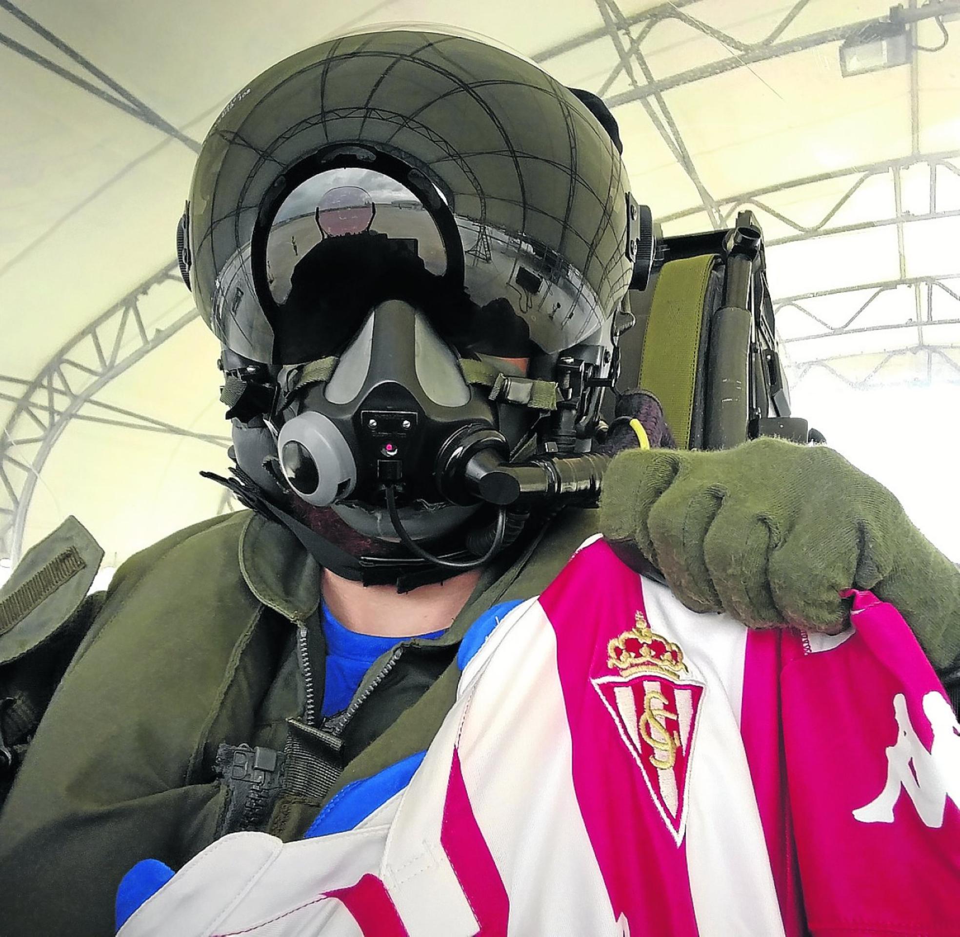 Borja Entrialgo, en el interior de su avión, con una camiseta del Sporting. 